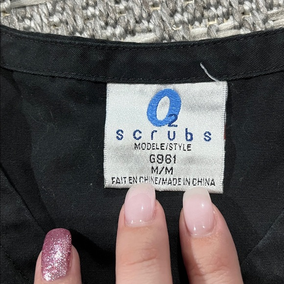 02 Scrubs | Black V-Neck Scrub Top with Stitched Waist Detail - Picture 2 of 8